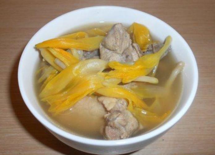 金针菜煲汤